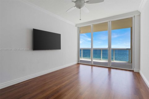 Condo in Hollywood, Florida, 2 bedrooms  № 2043016 - photo 29