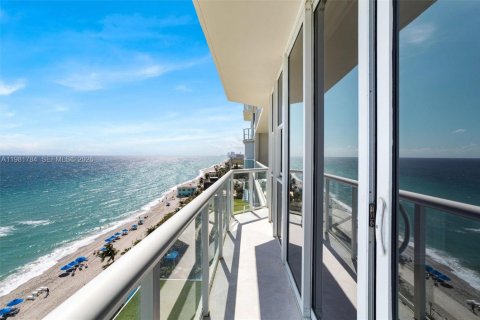 Condo in Hollywood, Florida, 2 bedrooms  № 2043016 - photo 2