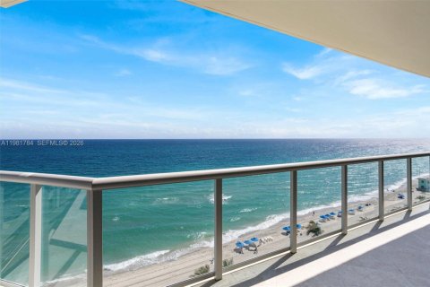 Condo in Hollywood, Florida, 2 bedrooms  № 2043016 - photo 8