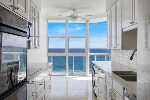 Condo in Hollywood, Florida, 2 bedrooms  № 2043016 - photo 19