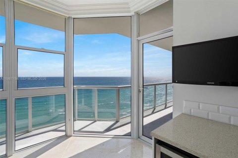 Condo in Hollywood, Florida, 2 bedrooms  № 2043016 - photo 21