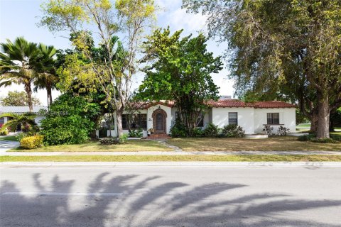 House in Miami Shores, Florida 4 bedrooms, 266.26 sq.m. № 1860536 - photo 1