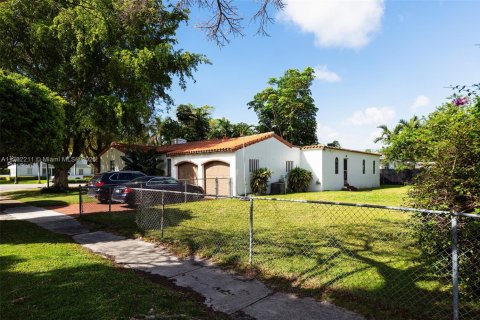 House in Miami Shores, Florida 4 bedrooms, 266.26 sq.m. № 1860536 - photo 7