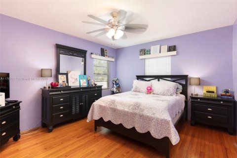House in Miami Shores, Florida 4 bedrooms, 266.26 sq.m. № 1860536 - photo 22