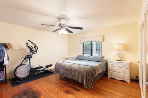 House in Miami Shores, Florida 4 bedrooms, 266.26 sq.m. № 1860536 - photo 19