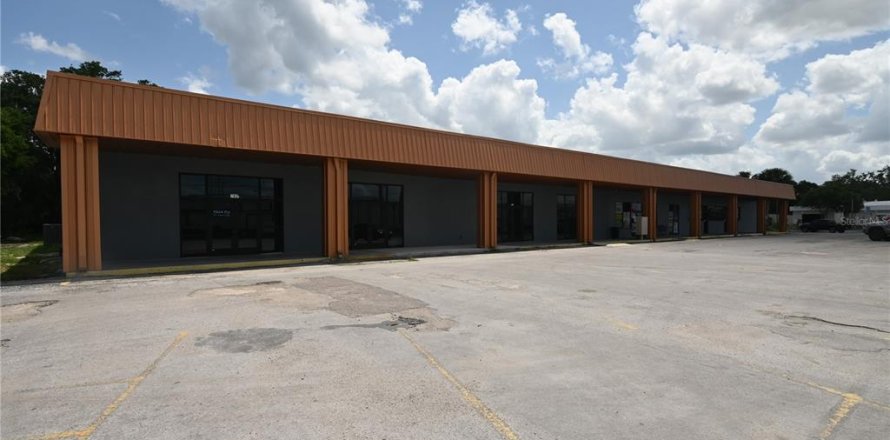 Propiedad comercial en Umatilla, Florida 2427.54 m2 № 1732407