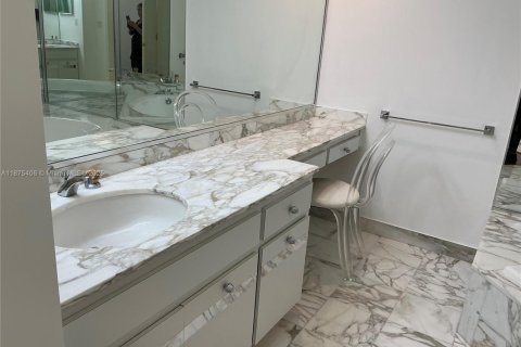 Condo in Bal Harbour, Florida, 2 bedrooms  № 1895831 - photo 18