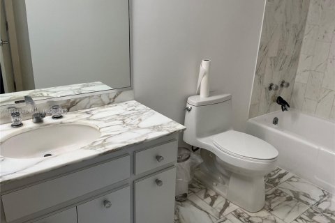 Condo in Bal Harbour, Florida, 2 bedrooms  № 1895831 - photo 15