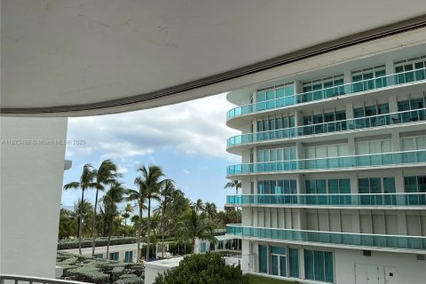 Condo in Bal Harbour, Florida, 2 bedrooms  № 1895831 - photo 1