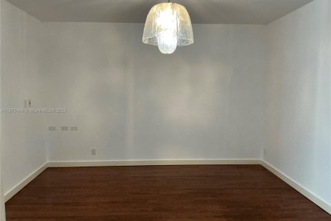 Condo in Bal Harbour, Florida, 2 bedrooms  № 1895831 - photo 13