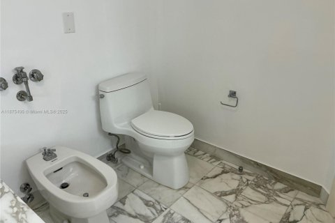 Condo in Bal Harbour, Florida, 2 bedrooms  № 1895831 - photo 19