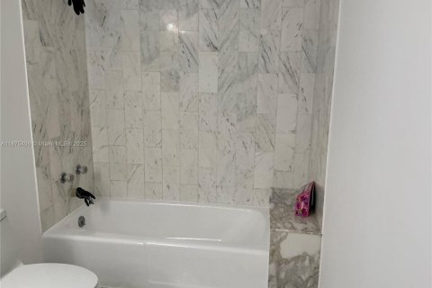 Condo in Bal Harbour, Florida, 2 bedrooms  № 1895831 - photo 16