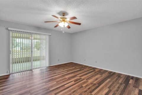 Condo in Winter Haven, Florida, 2 bedrooms № 2102174 - photo 4