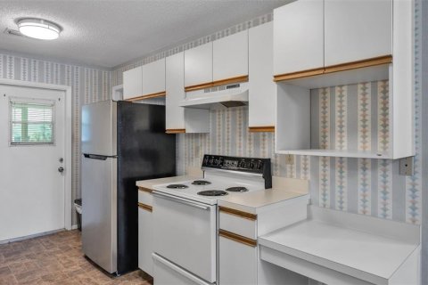 Condo in Winter Haven, Florida, 2 bedrooms № 2102174 - photo 9