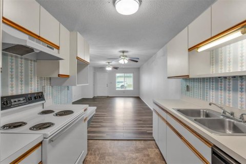 Condo in Winter Haven, Florida, 2 bedrooms № 2102174 - photo 10