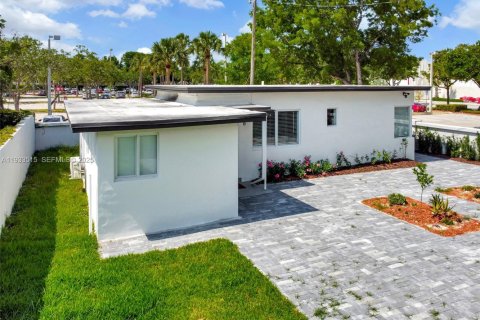 House in North Miami Beach, Florida 4 bedrooms, 153.29 sq.m. № 1992368 - photo 5