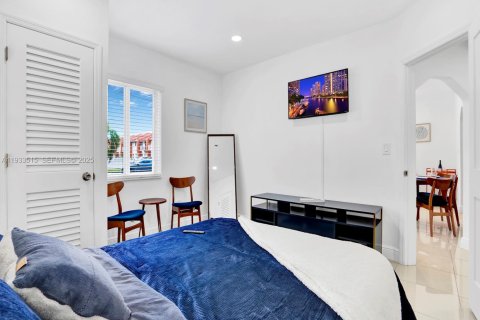 House in North Miami Beach, Florida 4 bedrooms, 153.29 sq.m. № 1992368 - photo 12