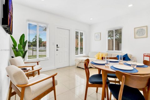 House in North Miami Beach, Florida 4 bedrooms, 153.29 sq.m. № 1992368 - photo 16