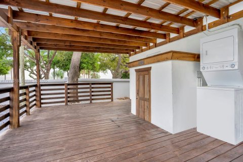 House in North Miami Beach, Florida 4 bedrooms, 153.29 sq.m. № 1992368 - photo 20