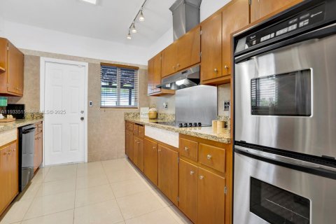 House in North Miami Beach, Florida 4 bedrooms, 153.29 sq.m. № 1992368 - photo 14