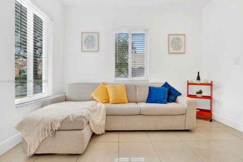 House in North Miami Beach, Florida 4 bedrooms, 153.29 sq.m. № 1992368 - photo 17