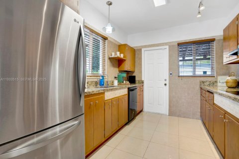 House in North Miami Beach, Florida 4 bedrooms, 153.29 sq.m. № 1992368 - photo 15