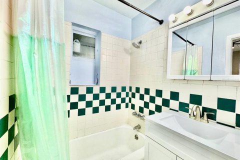 House in Gulfport, Florida 3 bedrooms, 99.41 sq.m. № 1894835 - photo 25