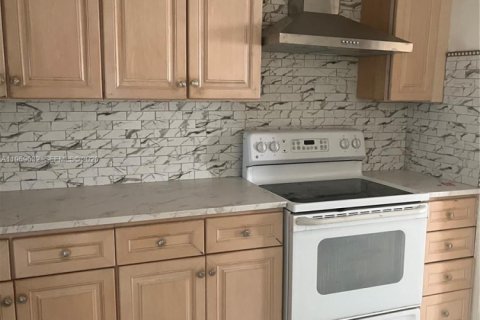 Adosado en Lauderhill, Florida 3 dormitorios, 161.65 m2 № 2030363