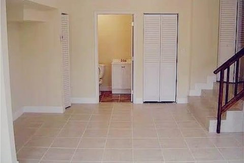 Villa ou maison à vendre à Hialeah, Floride: 8 chambres, 396.88 m2 № 2194155 - photo 5