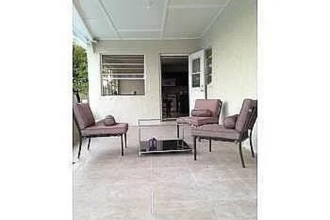 Villa ou maison à vendre à Hialeah, Floride: 8 chambres, 396.88 m2 № 2194155 - photo 2