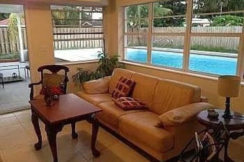 House in Hialeah, Florida 8 bedrooms, 396.88 sq.m. № 2194155