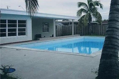 Villa ou maison à vendre à Hialeah, Floride: 8 chambres, 396.88 m2 № 2194155 - photo 6