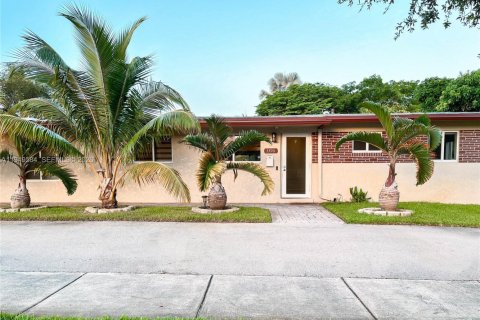 House in Fort Lauderdale, Florida 4 bedrooms, 166.39 sq.m. № 2090474
