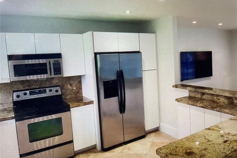 Снять в аренду виллу или дом в Майами, Флорида 3 спальни, 125.88м2, № 2063445 - фото 4