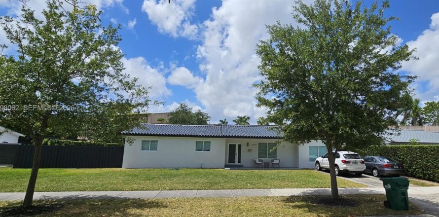 Дом в Майами, Флорида 3 спальни, 125.88м2 № 2063445