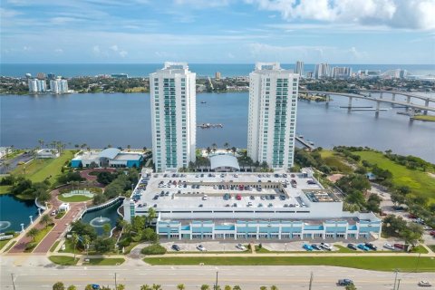 Condo in Daytona Beach, Florida, 2 bedrooms  № 1591576 - photo 1