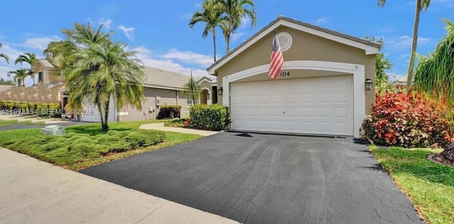 House in Davie, Florida 2 bedrooms, 116.69 sq.m. № 2042147