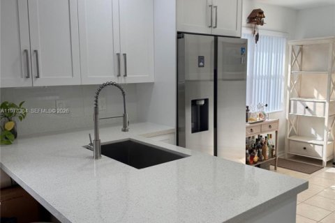 House in Davie, Florida 2 bedrooms, 116.69 sq.m. № 2042147 - photo 6