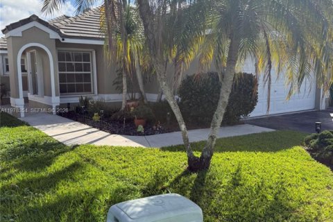 House in Davie, Florida 2 bedrooms, 116.69 sq.m. № 2042147 - photo 25