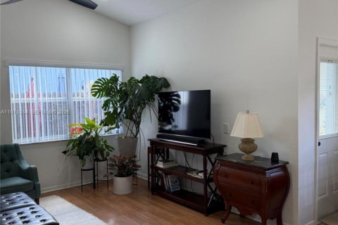 House in Davie, Florida 2 bedrooms, 116.69 sq.m. № 2042147 - photo 10