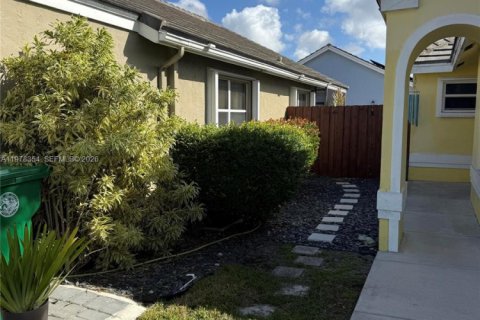 House in Davie, Florida 2 bedrooms, 116.69 sq.m. № 2042147 - photo 26