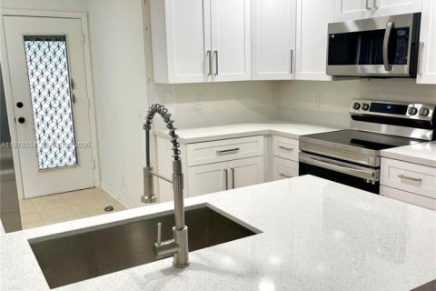 House in Davie, Florida 2 bedrooms, 116.69 sq.m. № 2042147 - photo 5