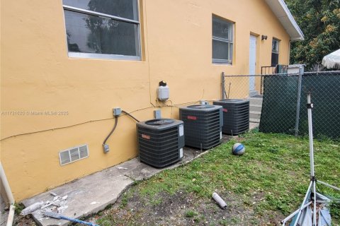 Propiedad comercial en venta en Miami, Florida, 215.53 m2 № 1730038 - foto 3