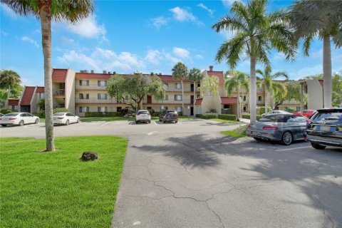 Condo in Lake Worth, Florida, 2 bedrooms  № 1161730 - photo 1