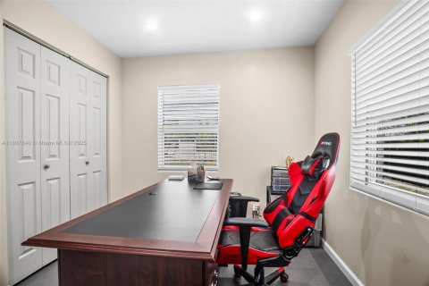 Propiedad comercial en venta en Greenacres, Florida № 1864869 - foto 19