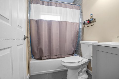 Propiedad comercial en venta en Greenacres, Florida № 1864869 - foto 17