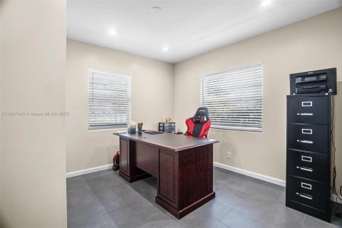 Propiedad comercial en venta en Greenacres, Florida № 1864869 - foto 18