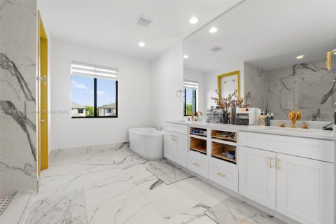 House in Davie, Florida 5 bedrooms, 381.46 sq.m. № 1937646 - photo 25
