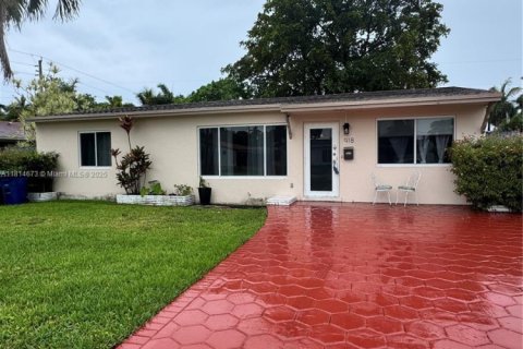 House in Hallandale Beach, Florida 3 bedrooms, 121.14 sq.m. № 1781786 - photo 1
