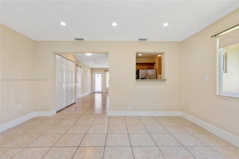 House in Hallandale Beach, Florida 3 bedrooms, 121.14 sq.m. № 1781786 - photo 25